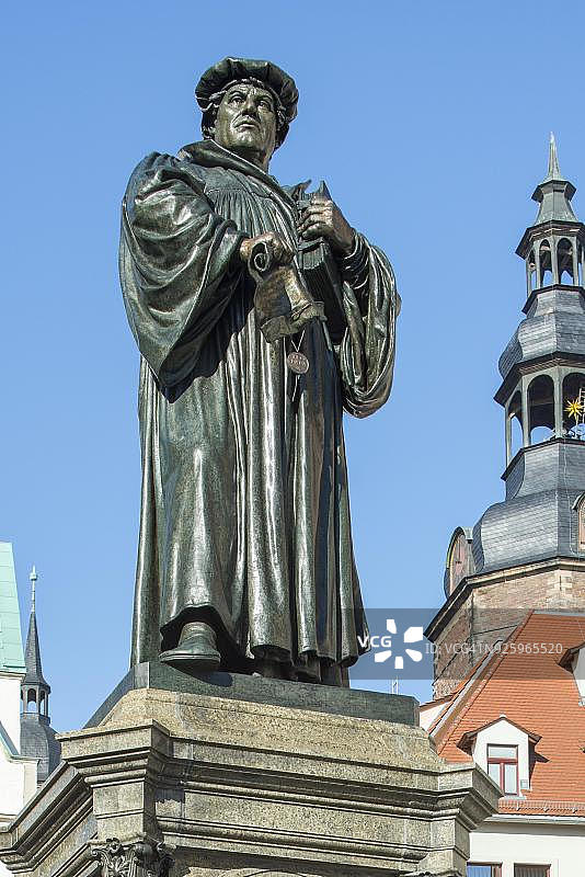 德国萨克森-安哈尔特艾斯莱本镇广场上的路德纪念青铜雕像图片素材