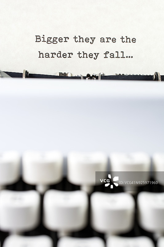 带有常用语的复古打字机图片素材