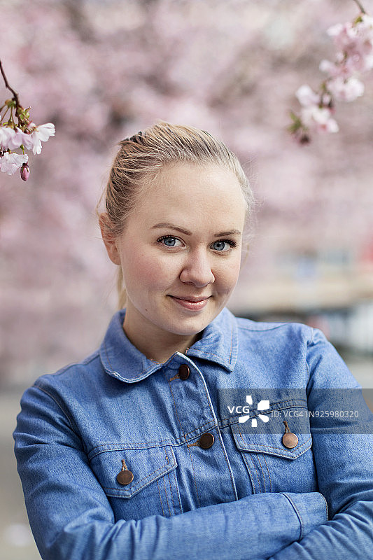 穿着牛仔衬衫的微笑女孩图片素材