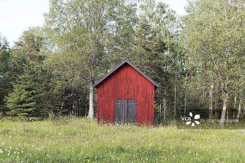 森林前的木制建筑图片素材