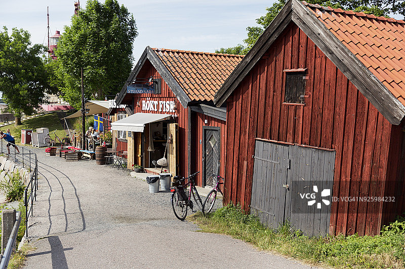 熏鱼店旁的木制谷仓图片素材