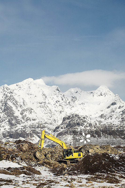 冬季山脉附近的挖掘机作业图片素材