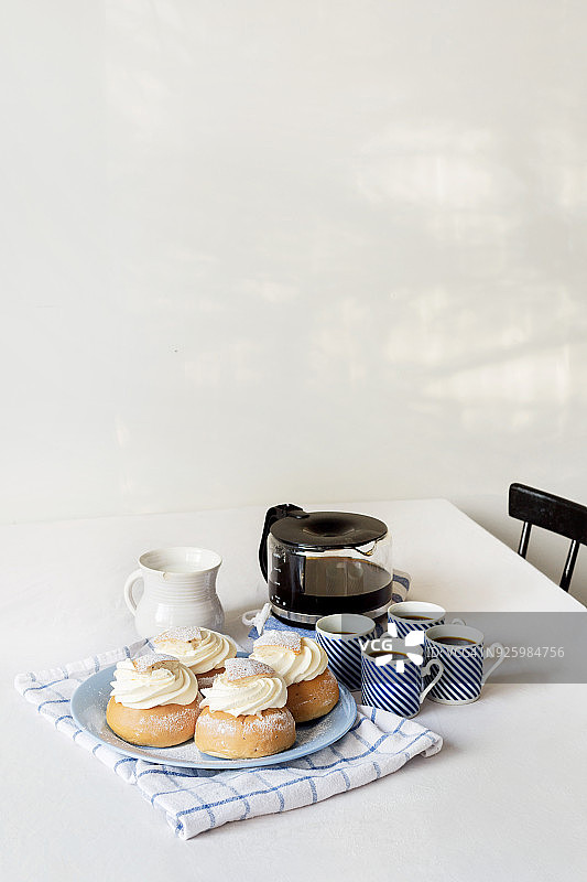 桌子上奶油甜面包和咖啡图片素材