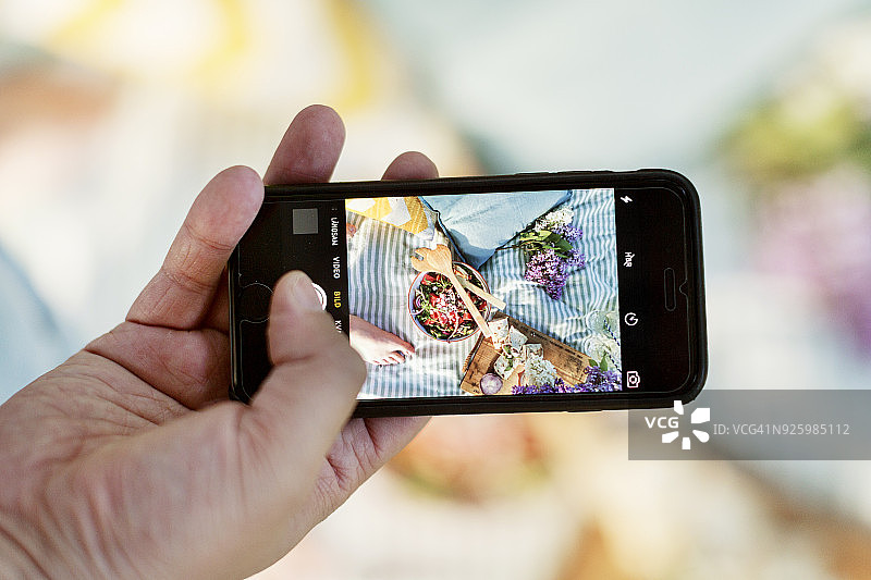 在智能手机上展示图片的手图片素材