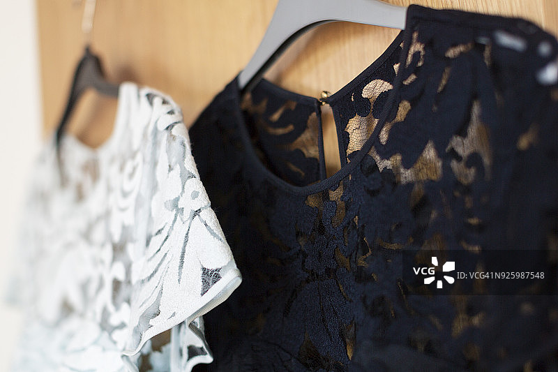 挂在衣架上的黑白镂空连衣裙图片素材