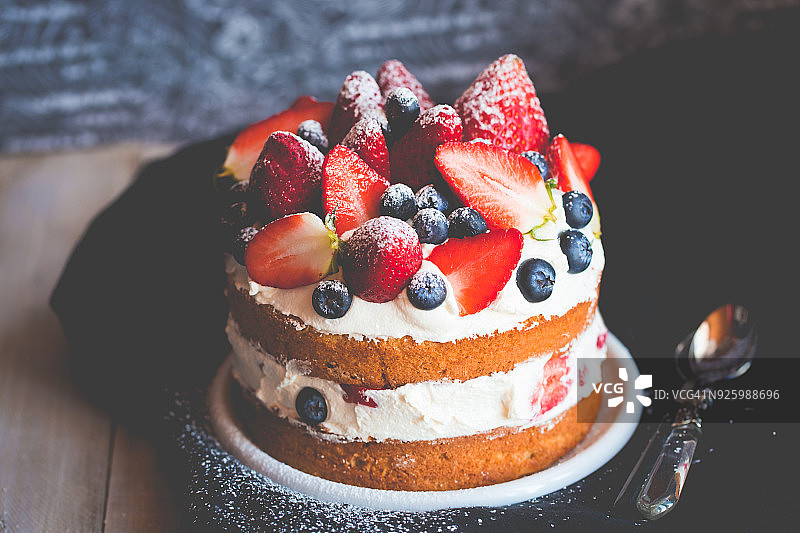 草莓蓝莓奶油海绵蛋糕图片素材