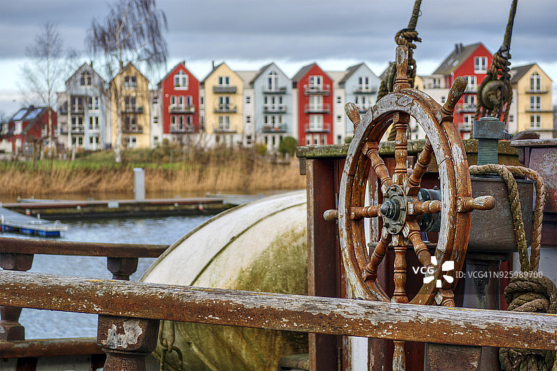 德国格赖夫斯瓦尔德海滨的彩色房屋图片素材