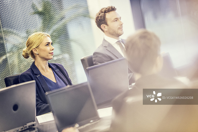 会议桌旁的人们图片素材