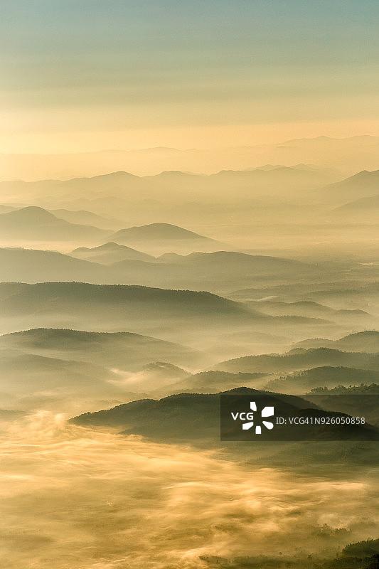 清道山日出时分的山峦与薄雾图片素材