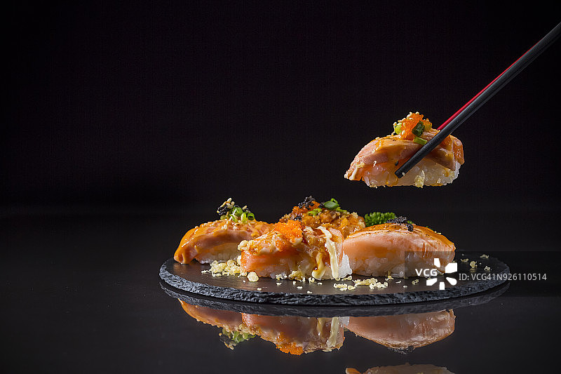 炙烤三文鱼寿司配虾籽图片素材