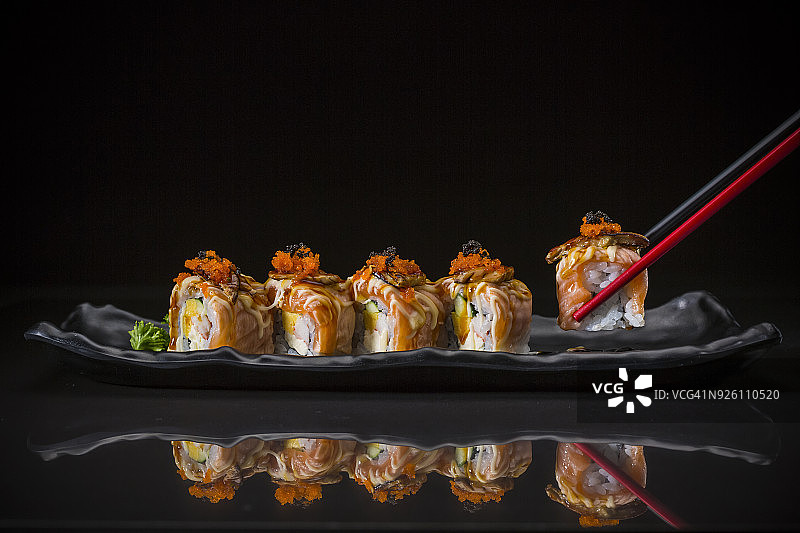 鱼子鹅肝三文鱼卷图片素材