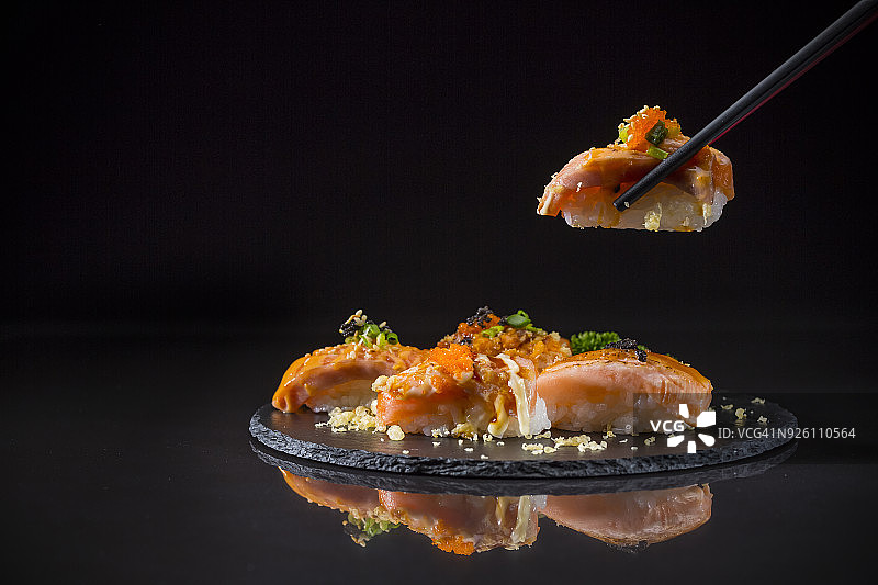 炙烤三文鱼寿司配虾籽图片素材