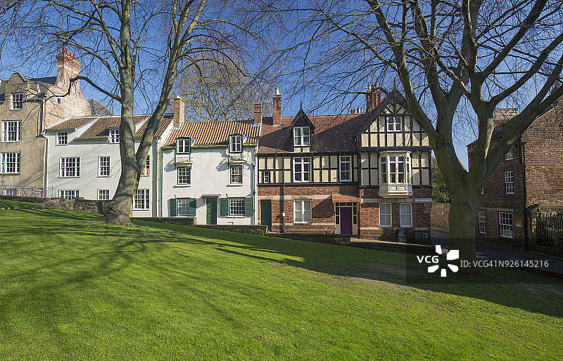 英国达勒姆大教堂草坪和历史建筑景观图片素材