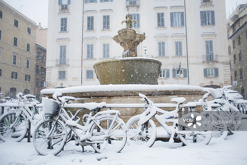 罗马雪景：法尔内塞广场的降雪图片素材
