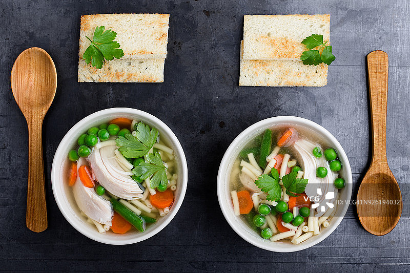蔬菜鸡肉汤面图片素材