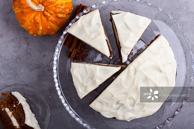 新鲜出炉的奶油奶酪南瓜蛋糕图片素材