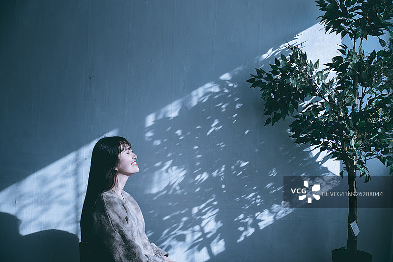 与树木在一起的年轻女性图片素材