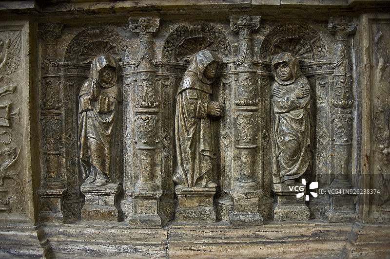 大主教墓下层的雕刻哀悼者图片素材