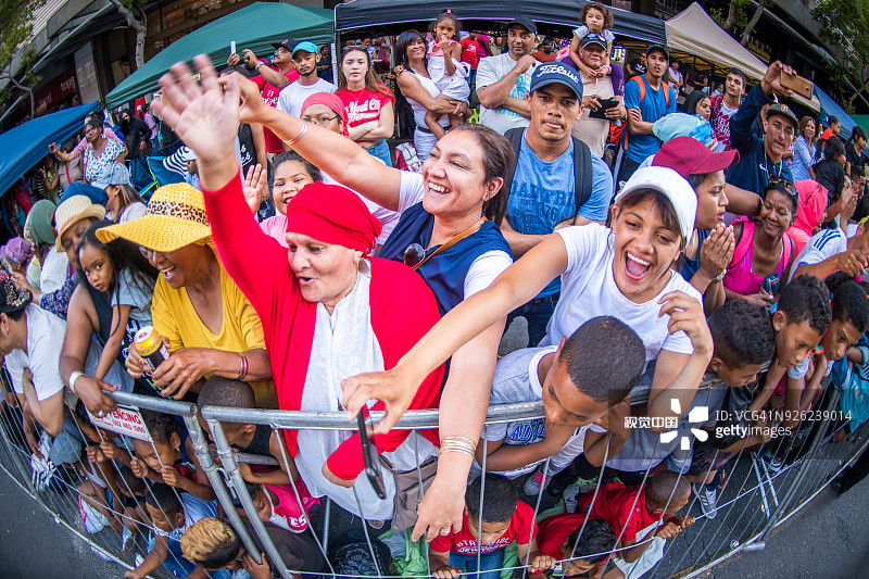 欢呼的人群图片素材