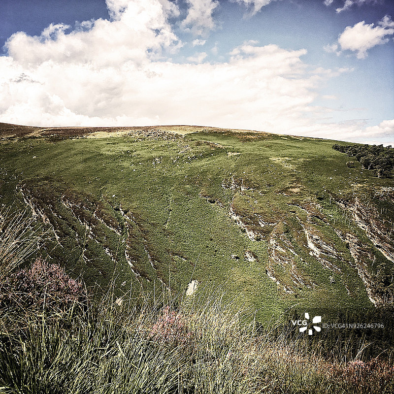 爱尔兰格兰达洛的绿山和云景图片素材