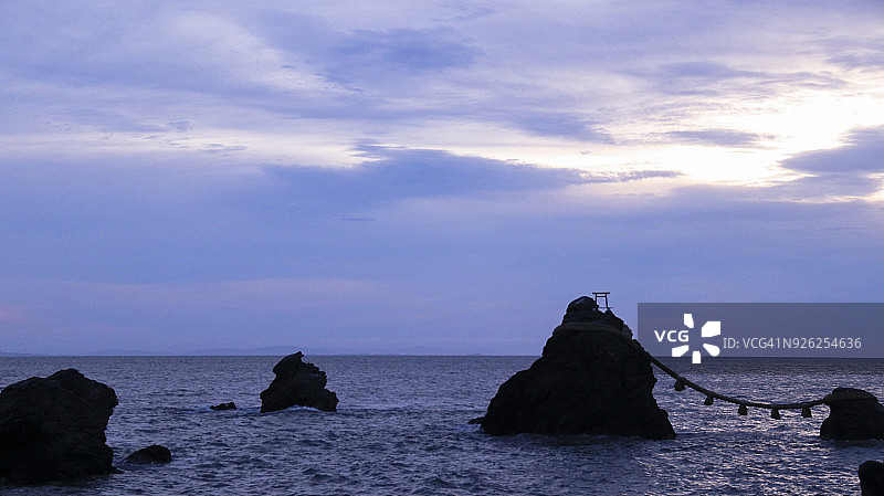 夏季黎明时分涨潮的夫妇岩图片素材