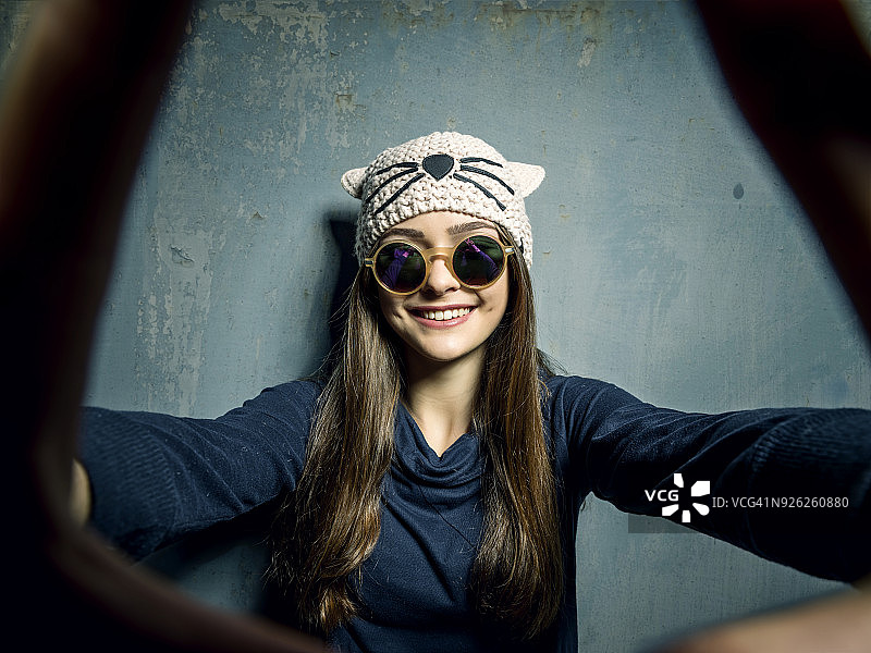 少女用手机自拍图片素材