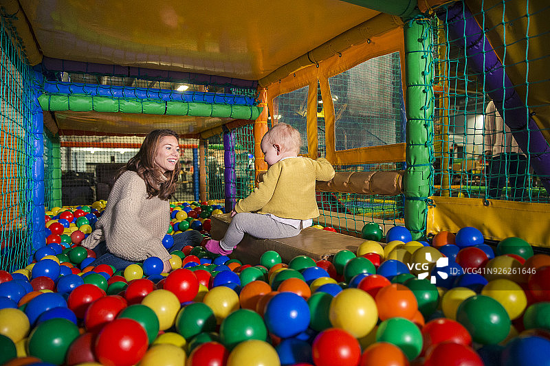在球池里玩耍图片素材