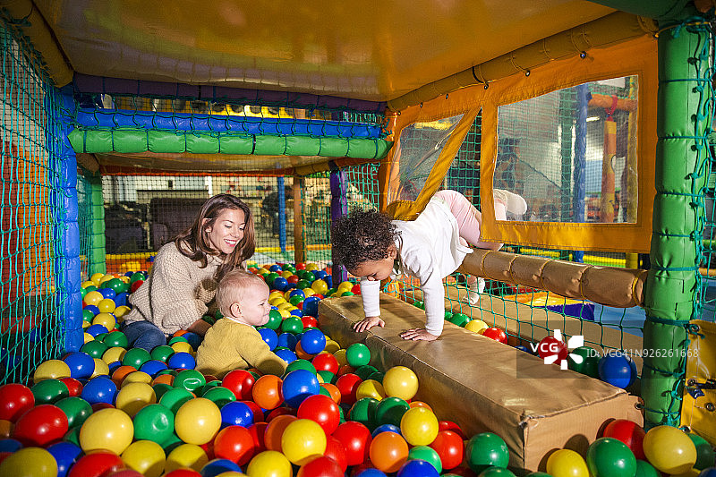 畅玩海洋球池图片素材