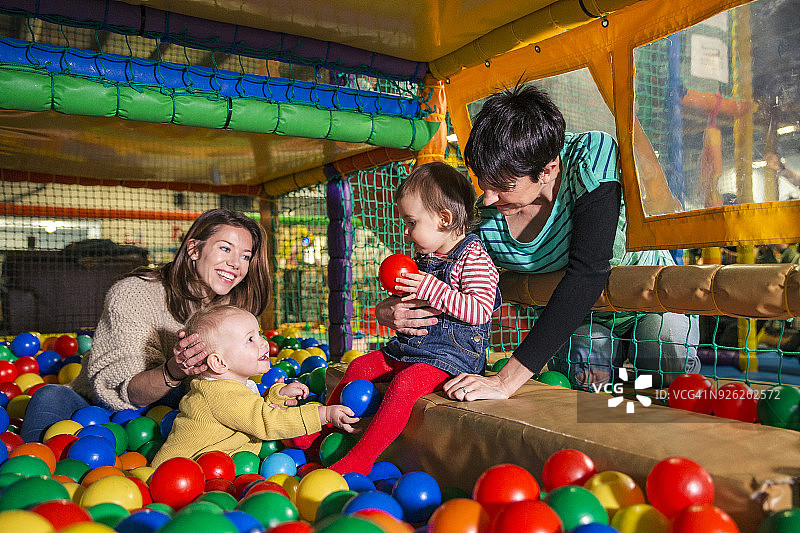 在球池里玩耍图片素材