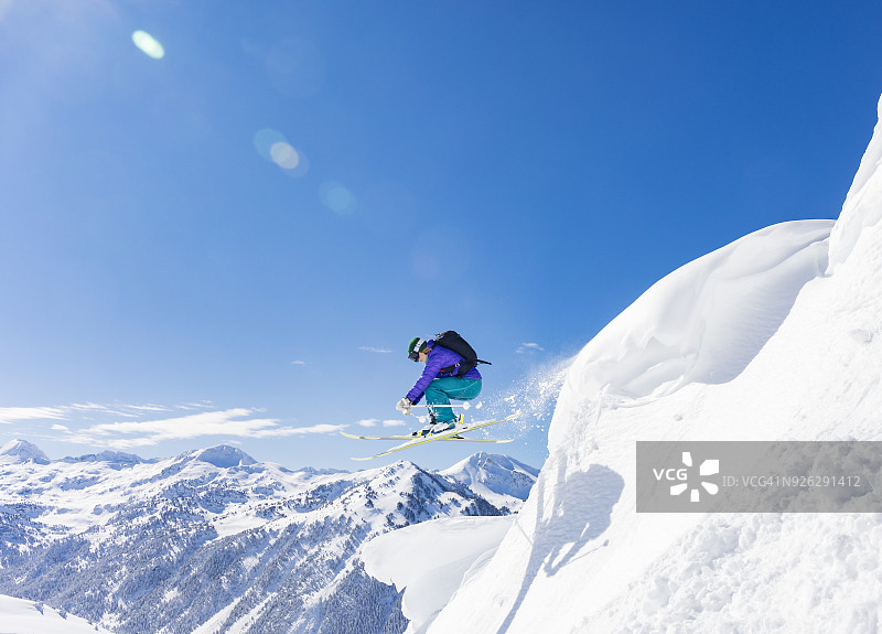 在西班牙加泰罗尼亚比利牛斯山脉巴奎拉贝雷特滑雪日跳跃的女人图片素材