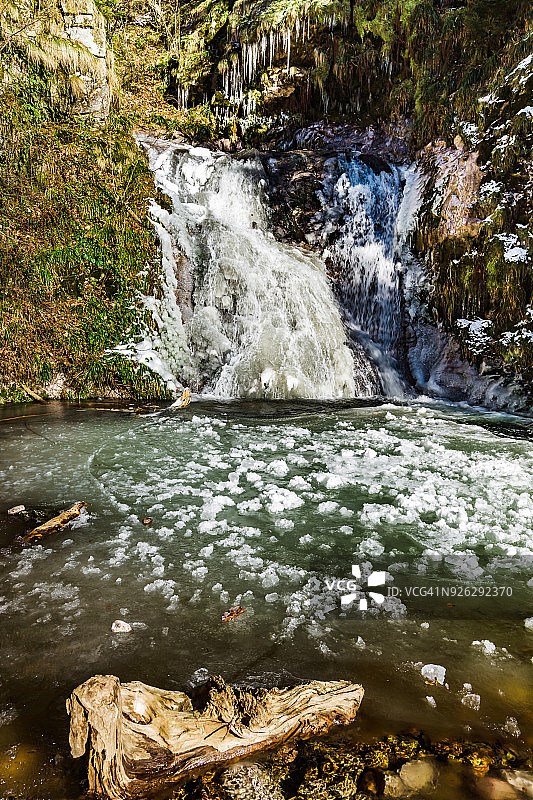 德国山间瀑布水中的旧木材图片素材