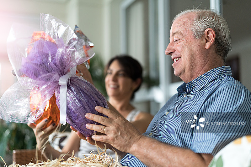 成年夫妇庆祝巴西复活节，品尝巧克力蛋图片素材