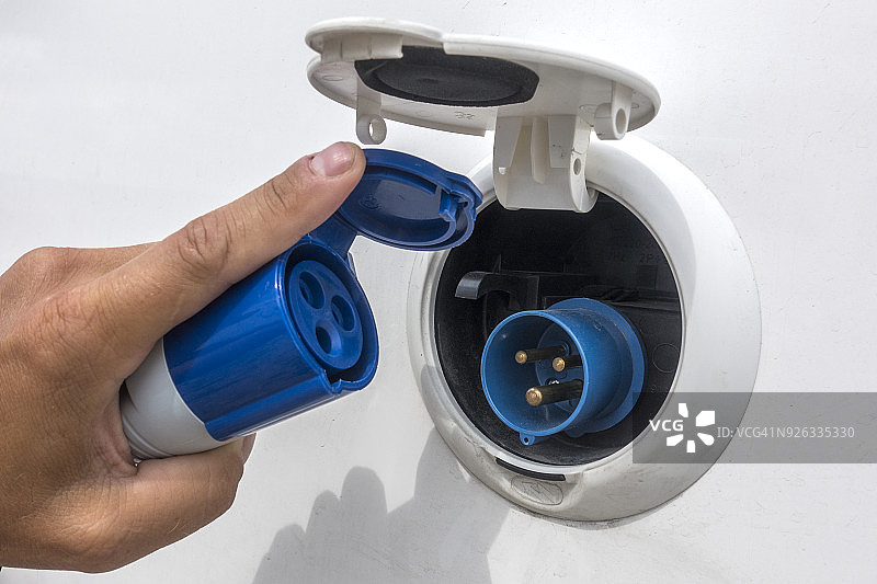 手拿电源插头图片素材