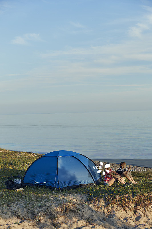 年轻夫妇在帐篷附近放松身心图片素材