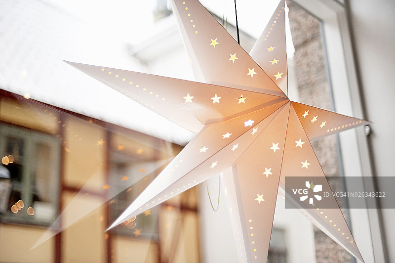 挂在窗户上的星星图片素材