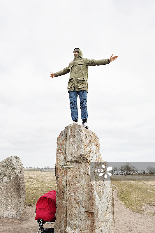 站在岩石顶部的男人图片素材