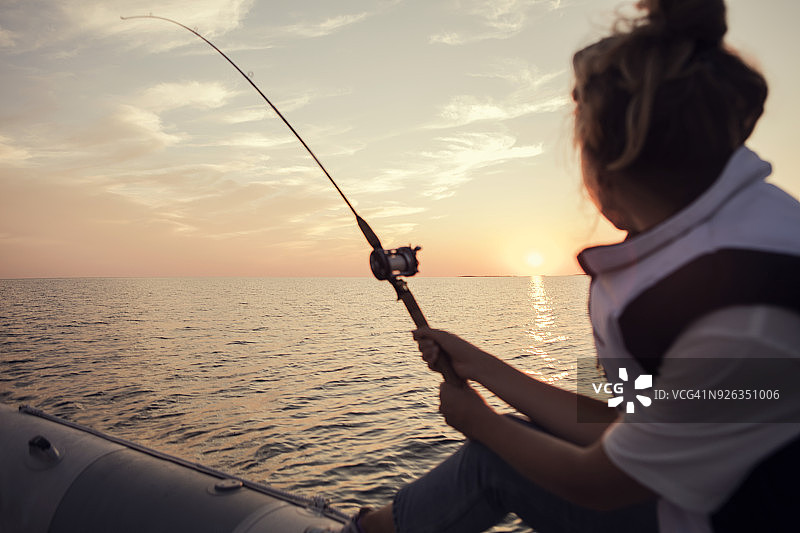 日落时分女人钓鱼图片素材