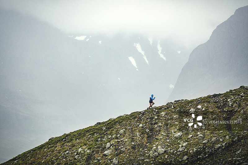 山中的跑步者图片素材