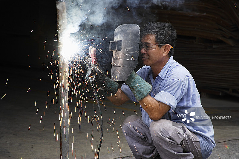 焊接的中年男人图片素材