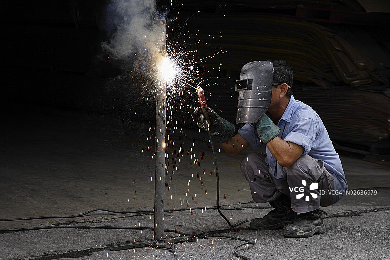 焊接的中年男人图片素材