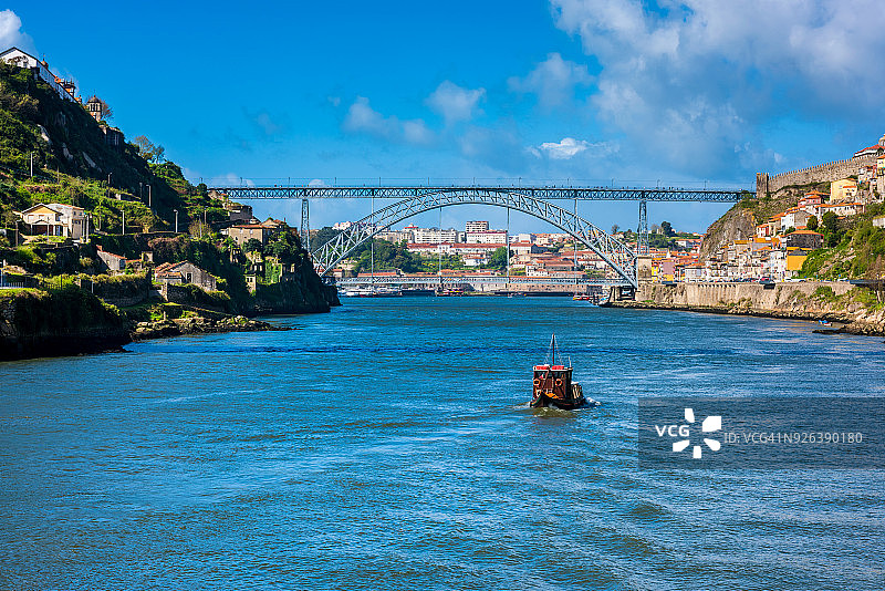 葡萄牙波尔图，拉贝洛船驶近路易一世桥图片素材