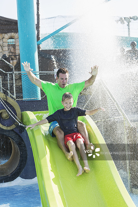 父子在水上乐园滑滑梯图片素材