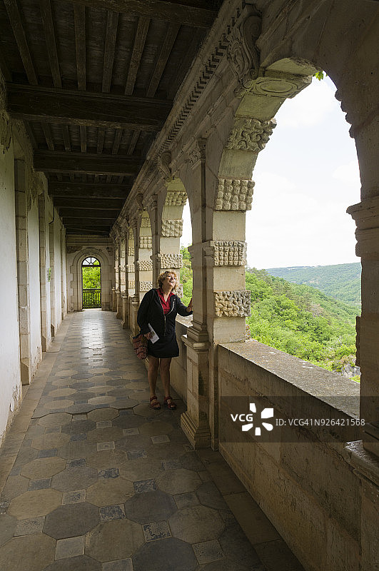 布吕尼凯尔城堡画廊与女性图片素材