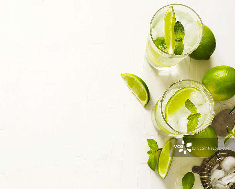 石桌上，玻璃杯中的青柠薄荷莫吉托鸡尾酒图片素材