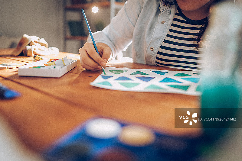 年轻的艺术家正在学习如何画形状图片素材