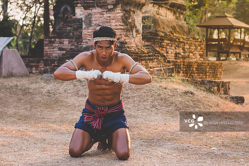 古代泰拳：亚洲男子泰拳训练图片素材