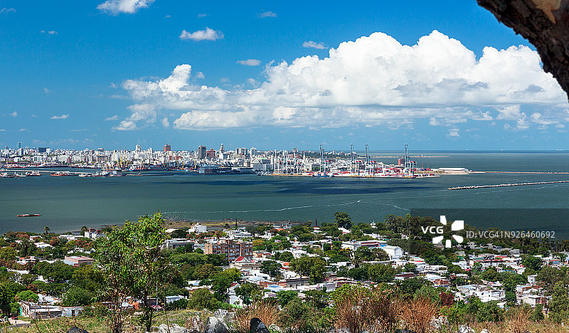 从蒙得维的亚山丘观看蒙得维的亚市和港口图片素材