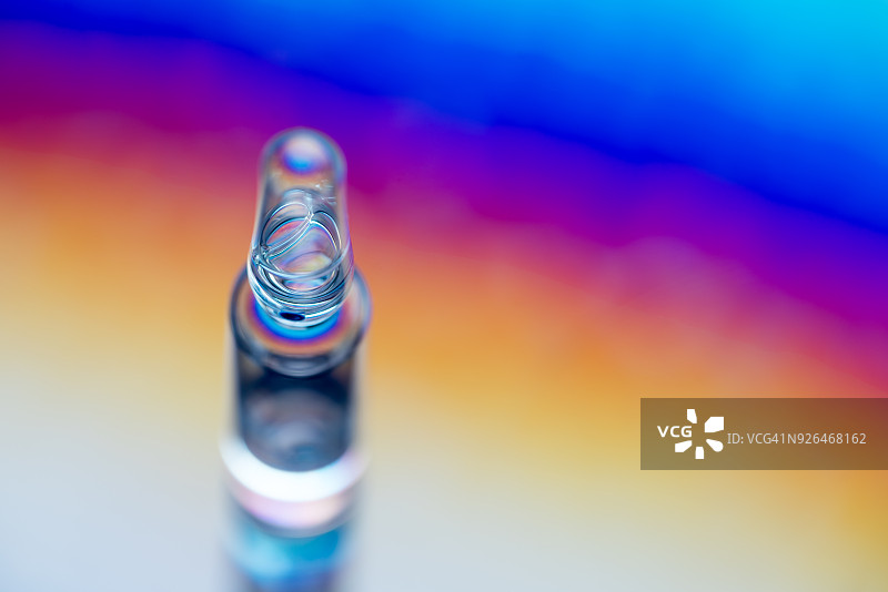 偏振光下的玻璃瓶疫苗图片素材