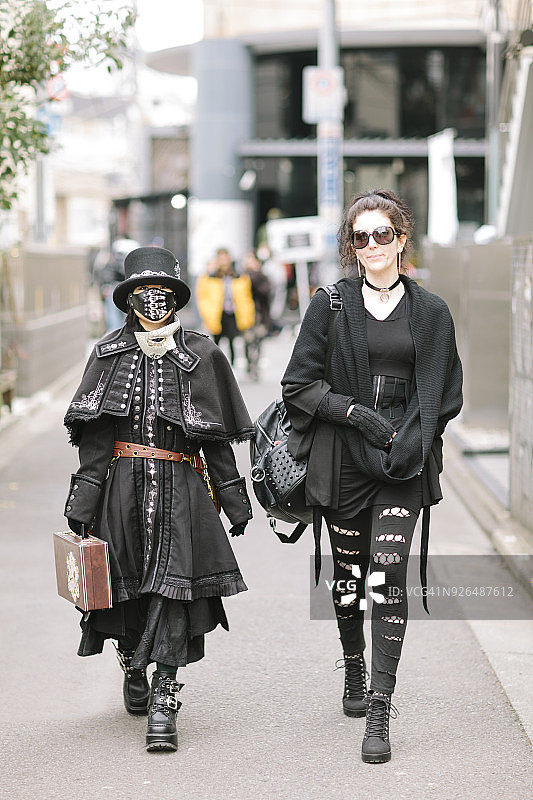 在原宿街头穿着哥特时装的朋友们图片素材
