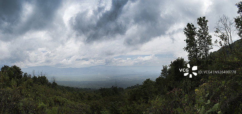 尼拉贡戈火山上的风暴图片素材